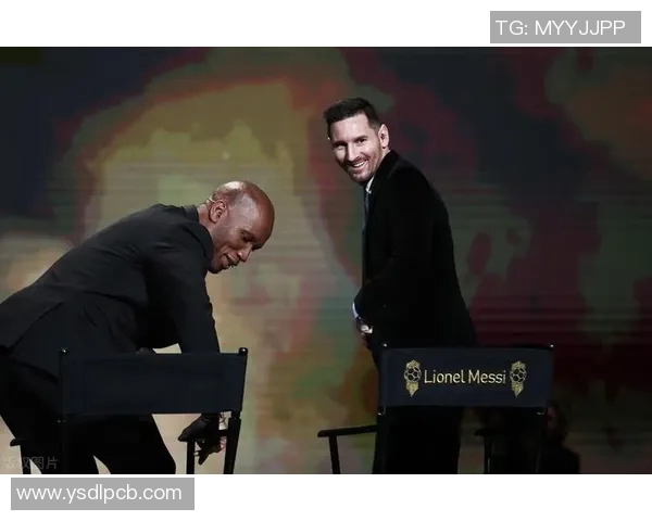 足球明星身披斗篷的高清照片展现独特魅力与风采