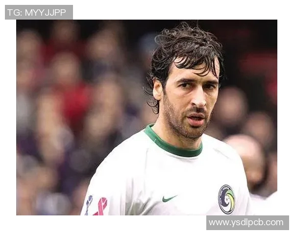 当今足坛风云人物揭秘知名足球明星的崛起与成就分析